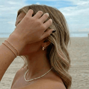 Mujer llevando el Collar Perlas Doradas Maelia en un look de verano