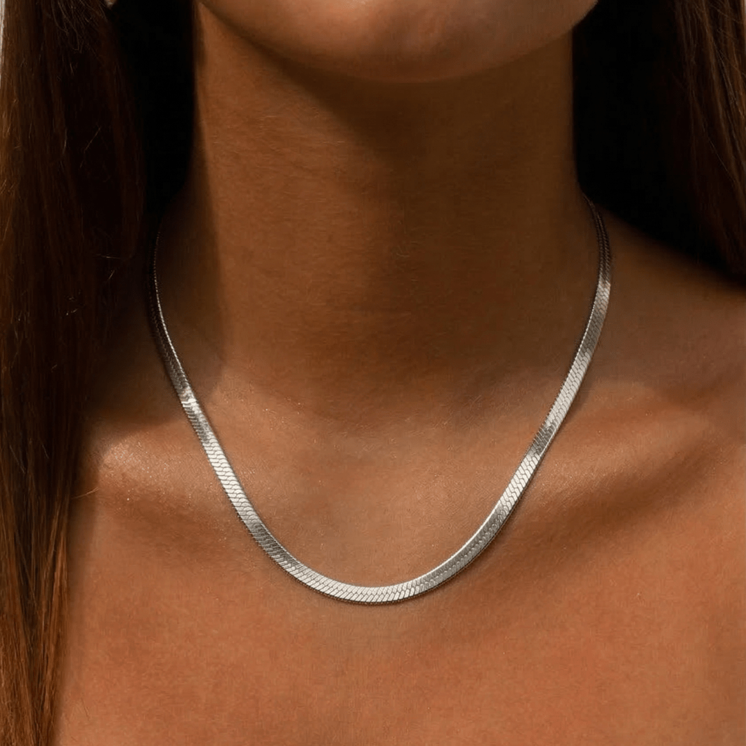 Mujer llevando el Collar Cadena Plana Aitana plateado