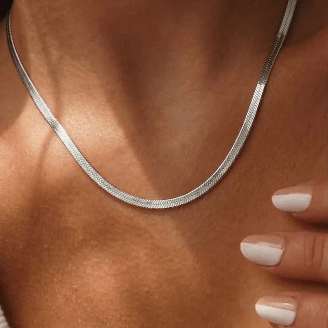 Detalle del Collar Cadena Plana Aitana plateado en el escote