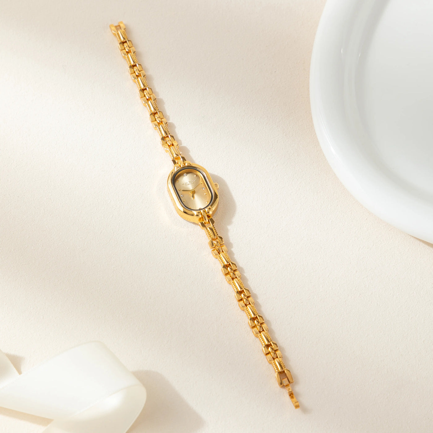 Vista lateral del Reloj Ovalado Amara con pulsera de eslabones finos