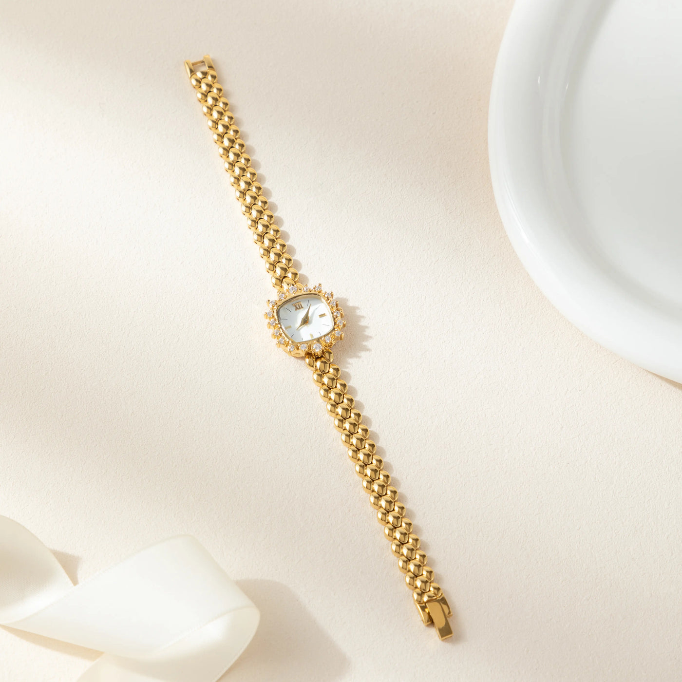 Vista lateral del Reloj Brazalete Valeria con pulsera metálica dorada