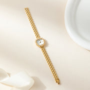 Vista lateral del Reloj Brazalete Valeria con pulsera metálica dorada