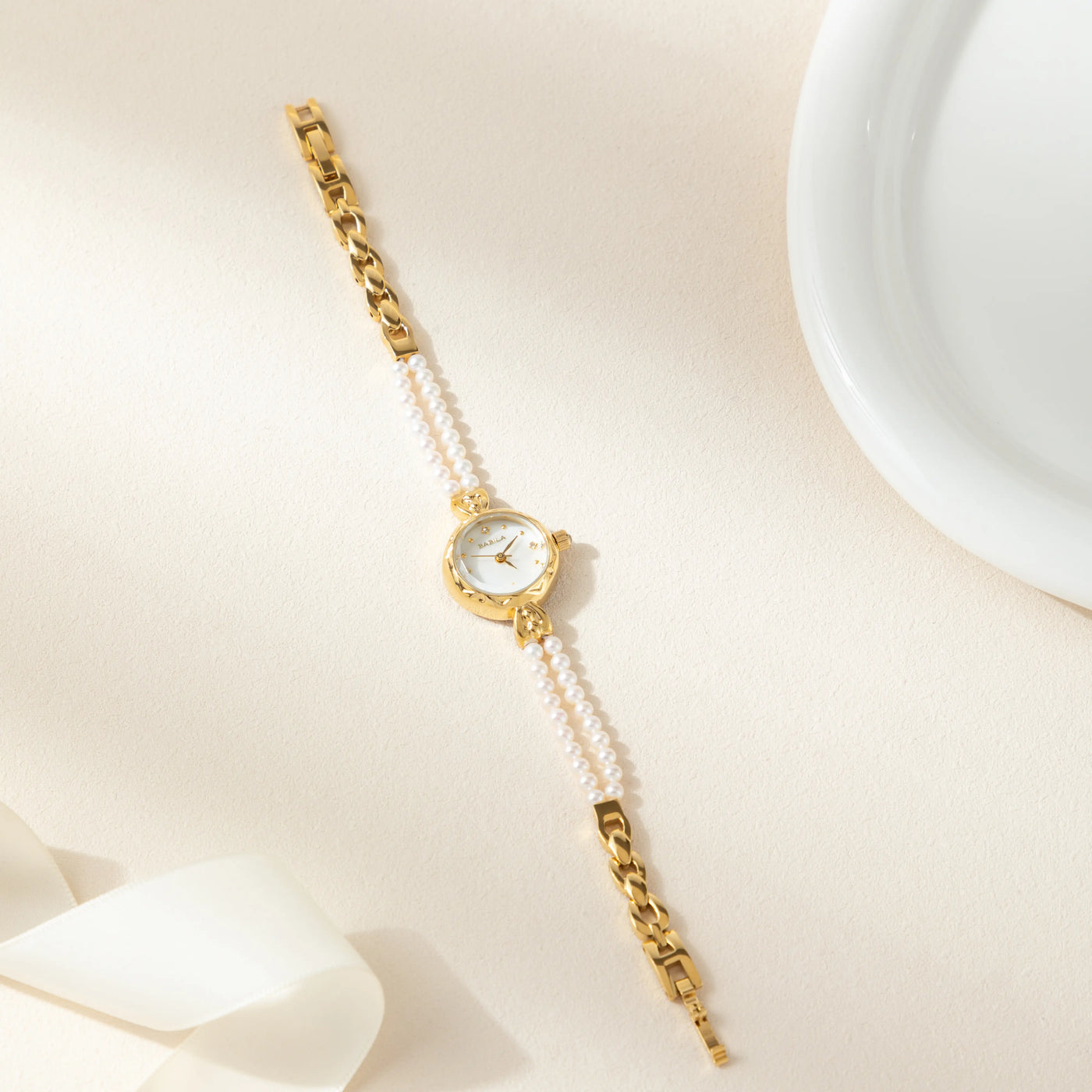 Vista lateral del Reloj Perlado Mireya con pulsera perlada