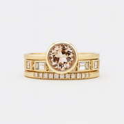 Trío de Anillos con Cristales Serena dorados sobre fondo blanco con un reflejo suave
