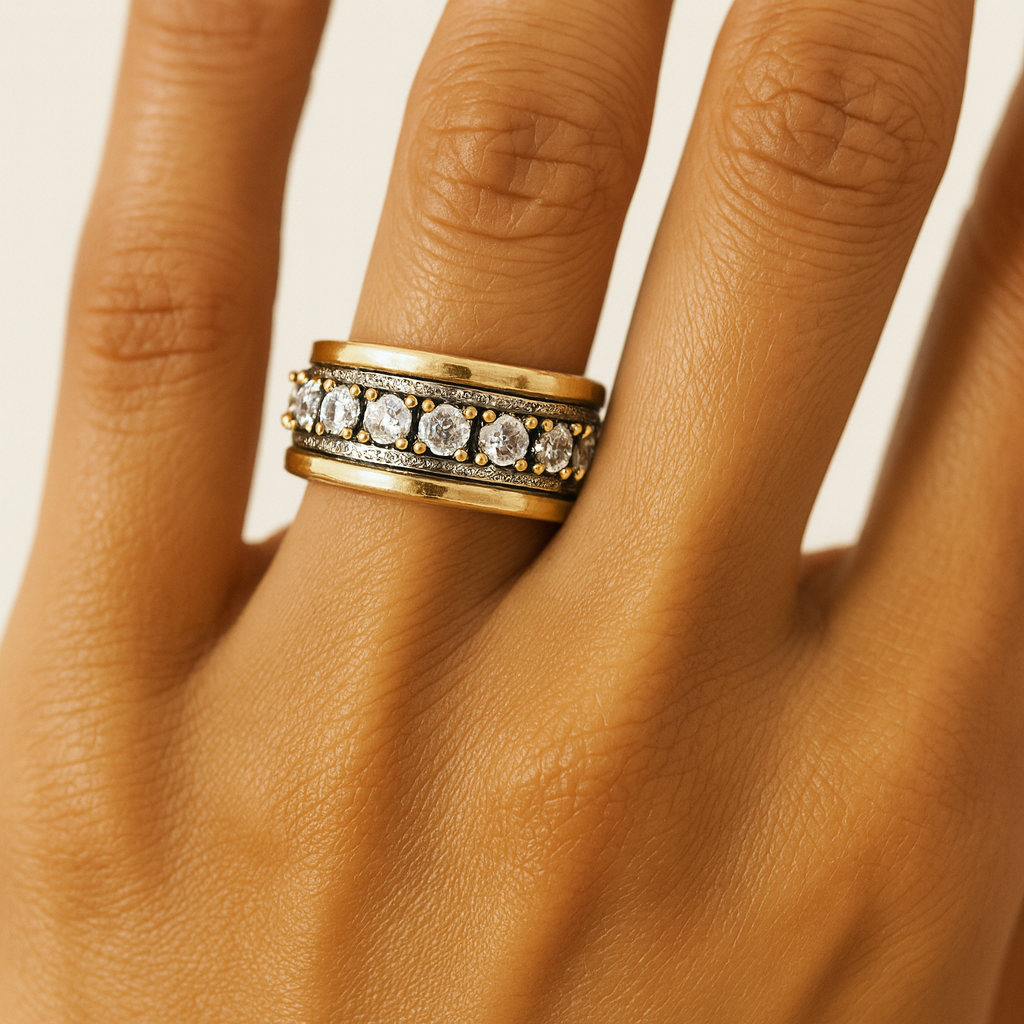 Anillo Vintage Isadora en tonos oro y plata lucido en la mano