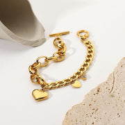 Detalle de los eslabones y corazones de la Pulsera Renata
