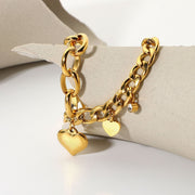 Pulsera Cadena Corazones Renata dorada sobre una superficie clara
