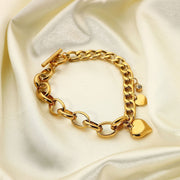 Pulsera Cadena Corazones Renata sobre satén claro