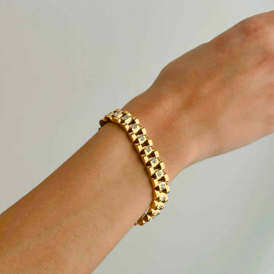 Mujer llevando la Pulsera Eslabones Brillantes Elora dorada