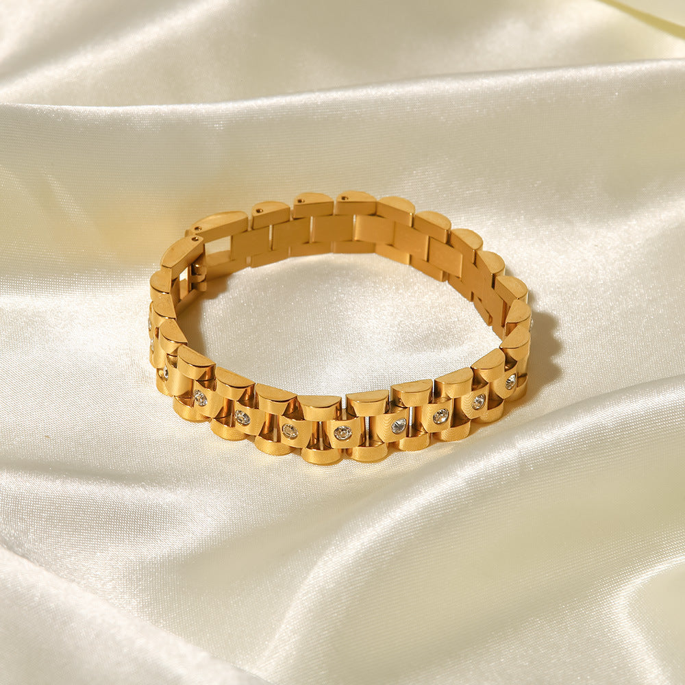 Pulsera Eslabones Brillantes Elora dorada sobre satén claro