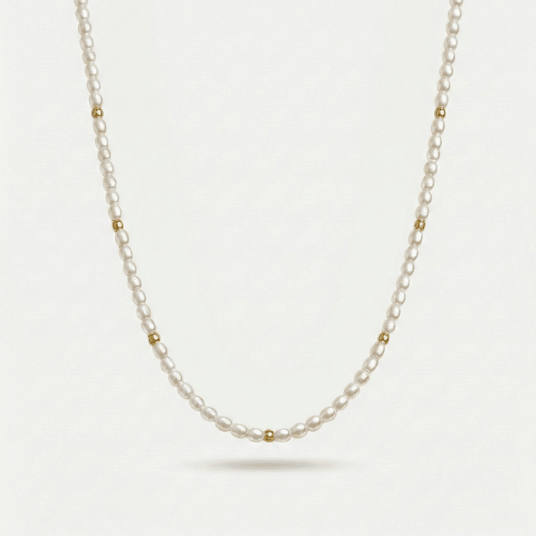 Collar Perlas Doradas Maelia con mini perlas de agua dulce sobre fondo claro