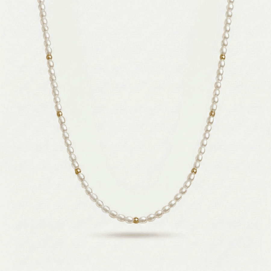 Collar Perlas Doradas Maelia con mini perlas de agua dulce sobre fondo claro