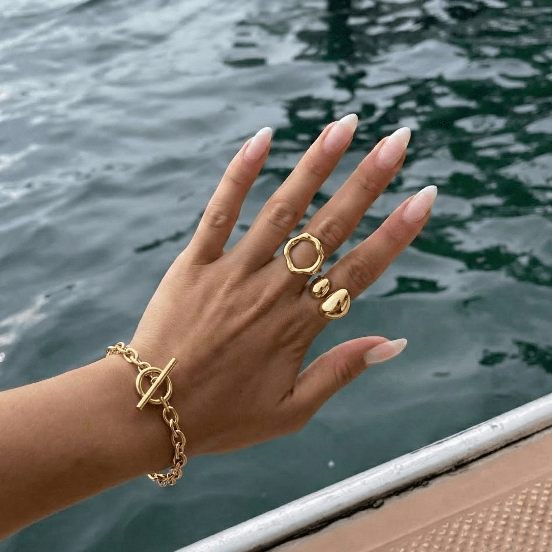 Anillo Círculo Eterno dorado combinado con un look de verano