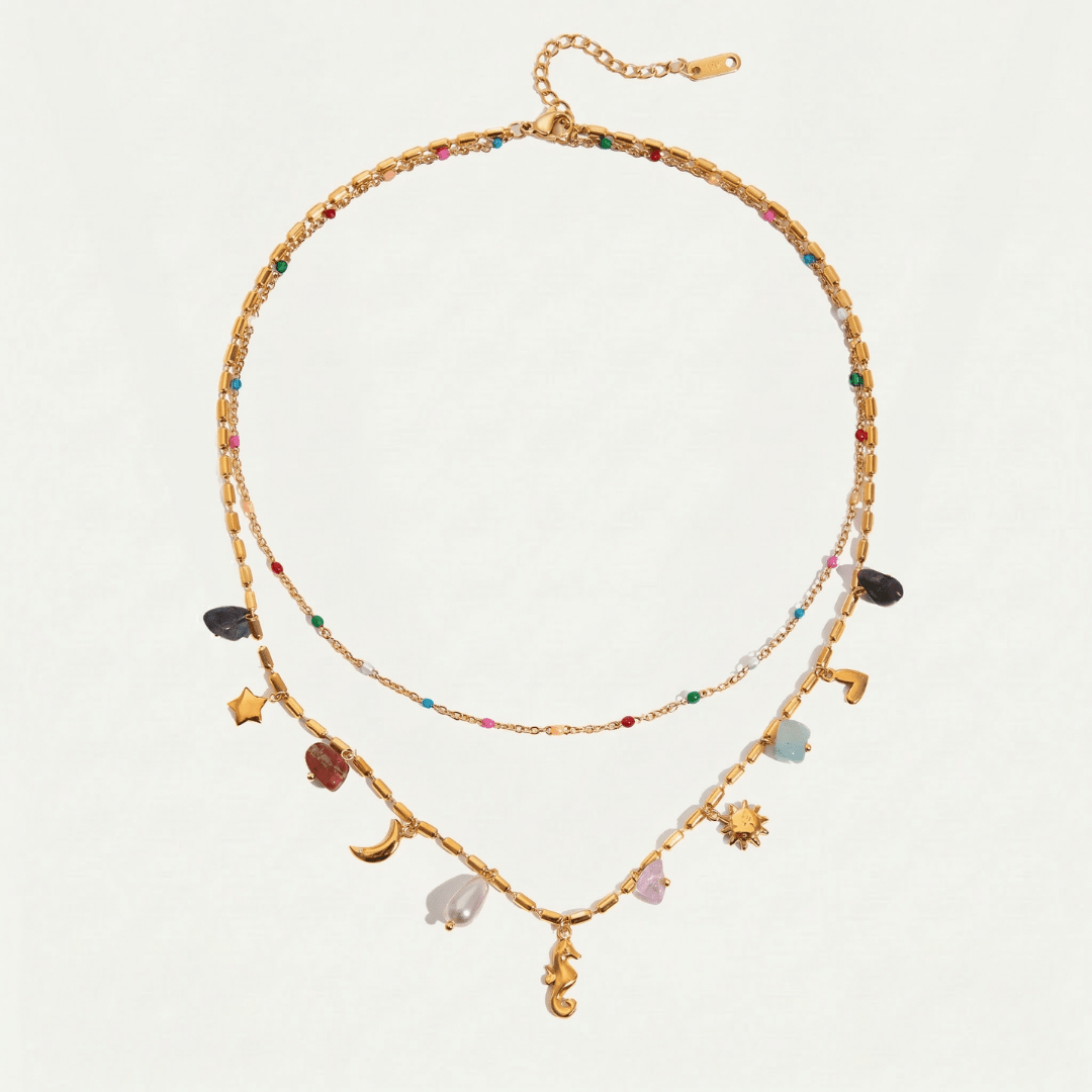 Collar Doble Cadena Coralina dorado con cuentas de colores sobre fondo claro