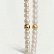 Detalle de las perlas de agua dulce y el adorno dorado del Collar Maelia