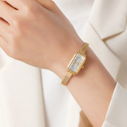 Reloj Rectangular Celeste dorado puesto en la muñeca