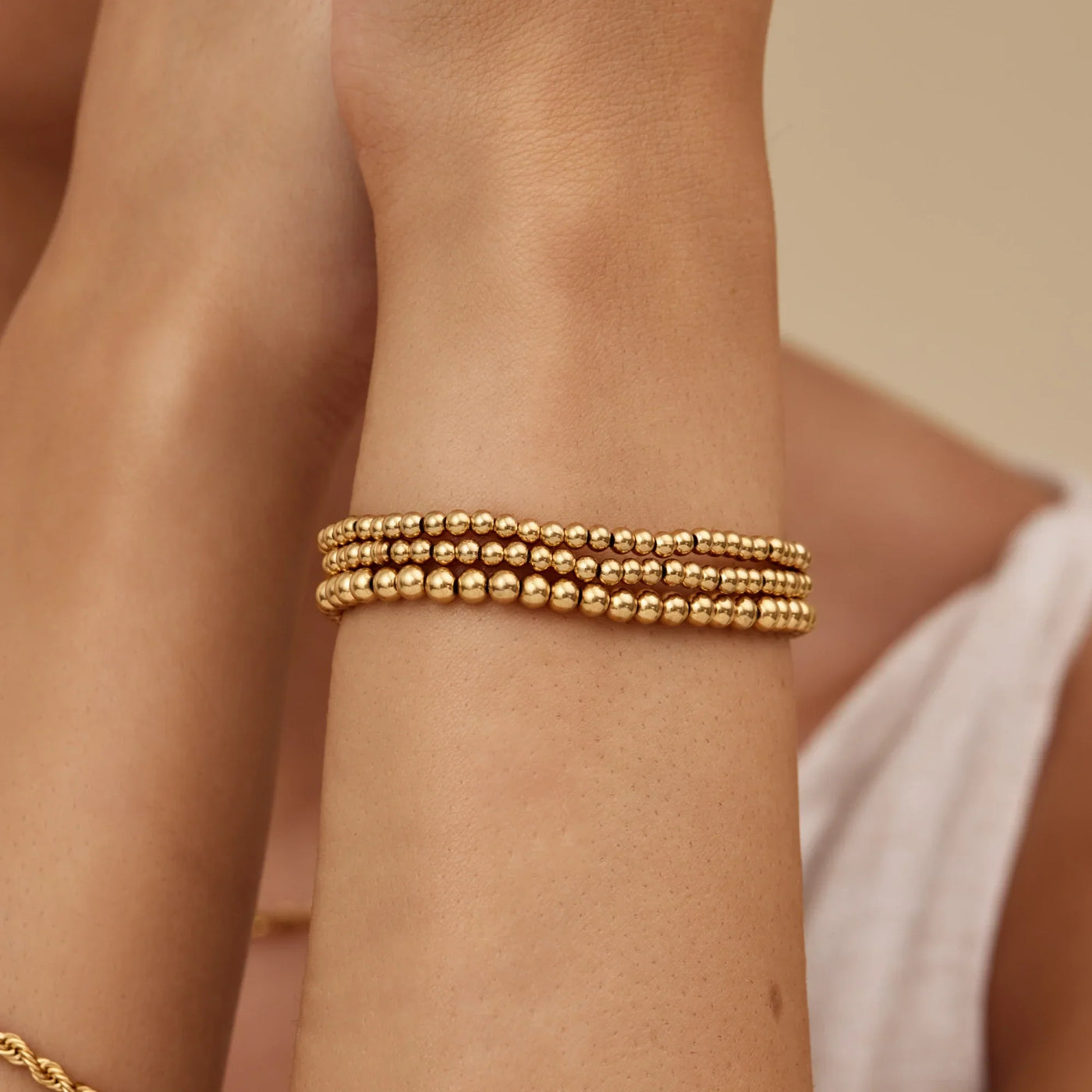 Mujer llevando las tres pulseras de esferas Oriana