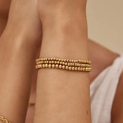 Mujer llevando las tres pulseras de esferas Oriana