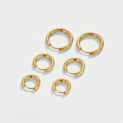 Set Aros Esenciales dorado con tres pares de diferentes tamaños