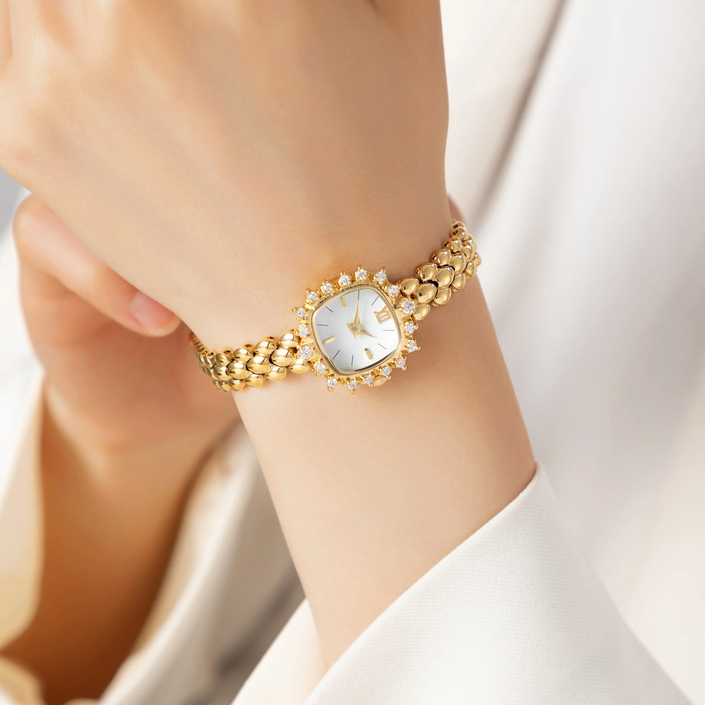 Mujer llevando el Reloj Brazalete Valeria dorado en la muñeca