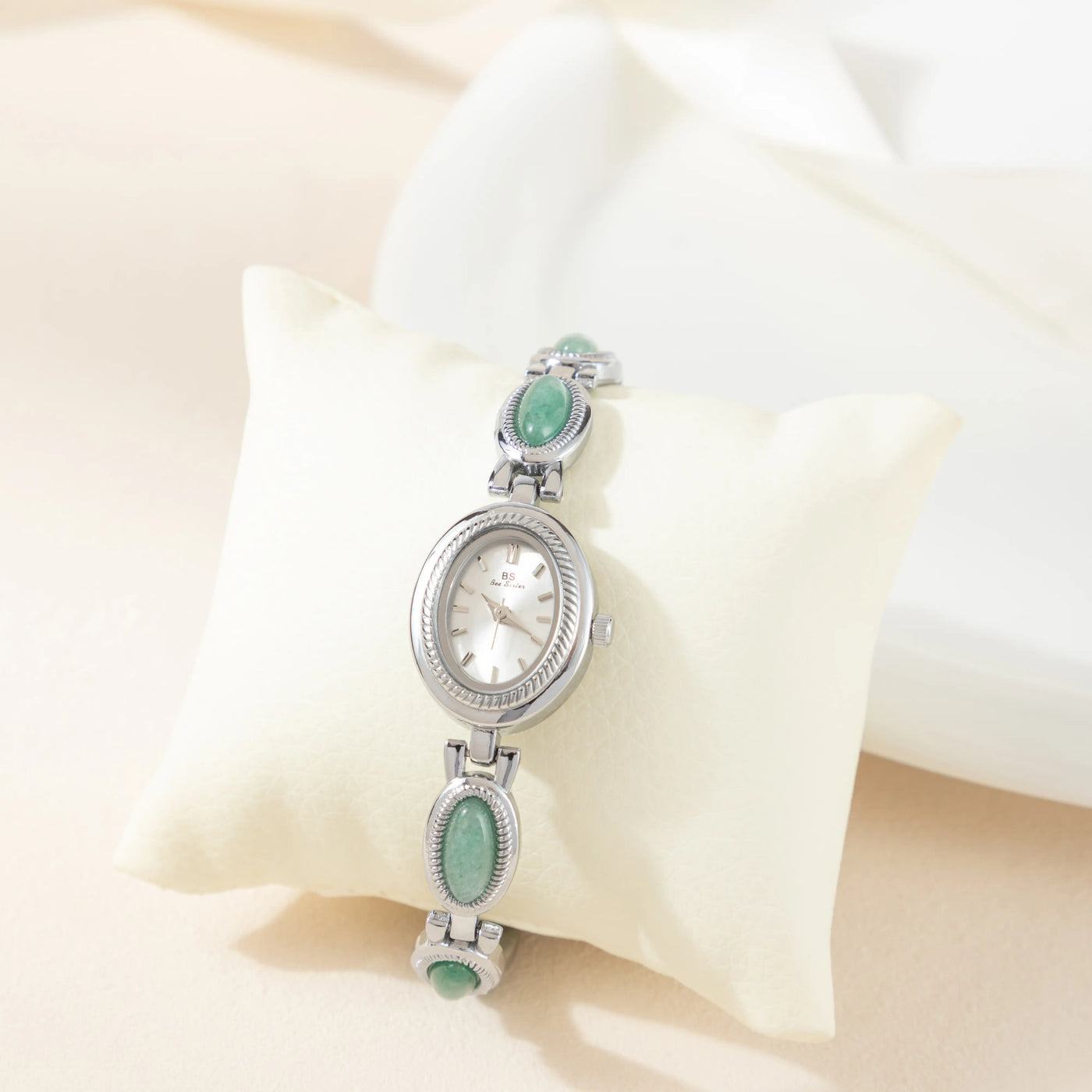 Mujer llevando el Reloj Rectangular Nerina plateado en la muñeca