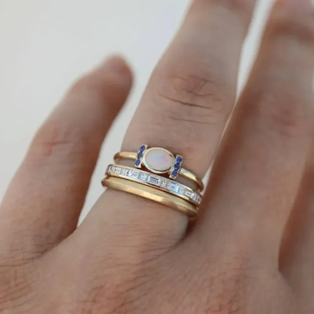 Detalle del Trío de Anillos Aurora Azul lucido en la mano