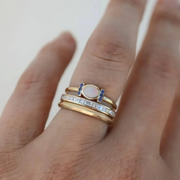 Detalle del Trío de Anillos Aurora Azul lucido en la mano