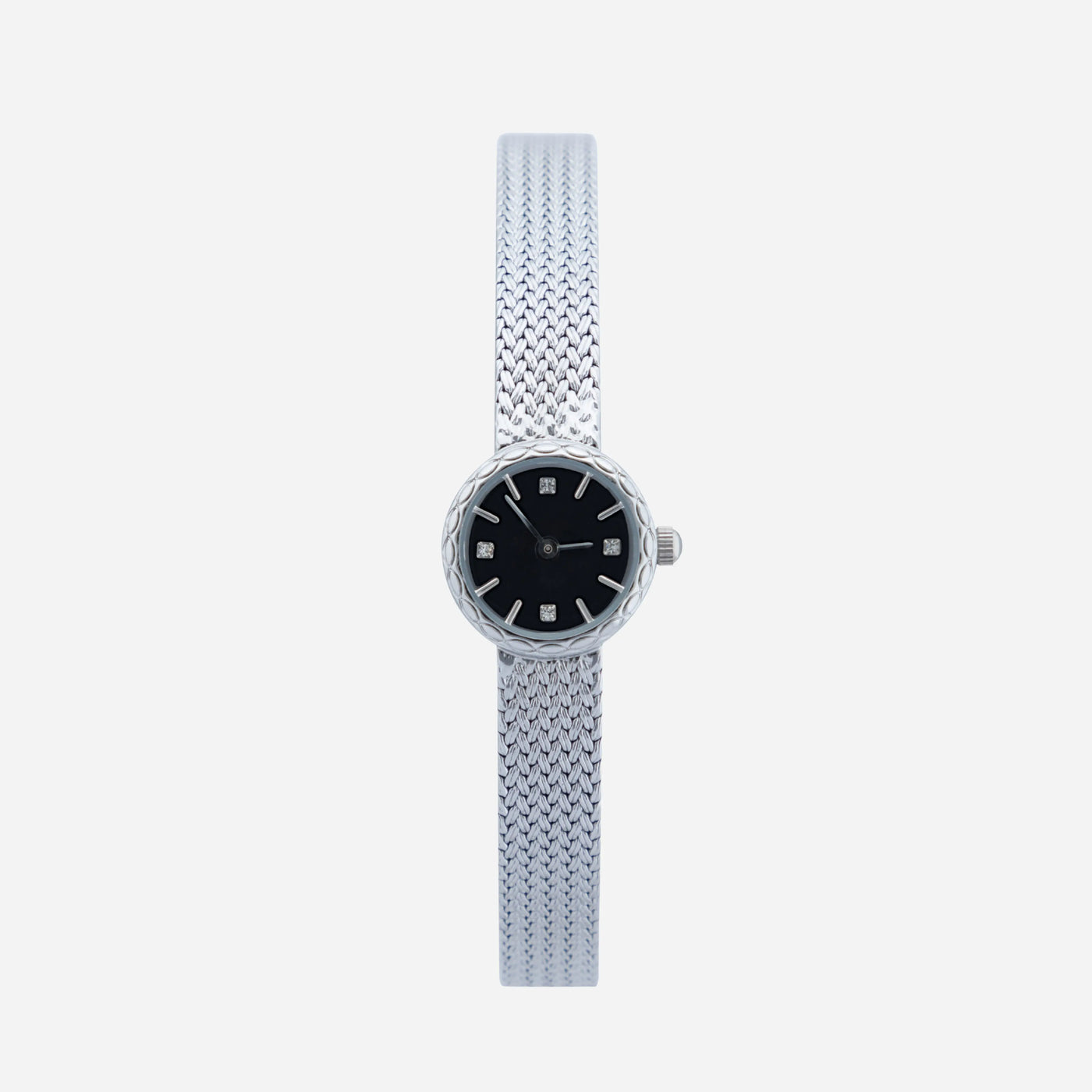 Reloj Malla Serena plateado con esfera negra sobre fondo claro