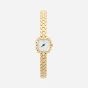 Reloj Brazalete Valeria dorado con esfera redonda sobre fondo claro