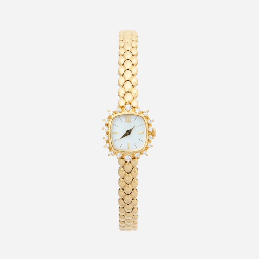 Reloj Brazalete Valeria dorado con esfera redonda sobre fondo claro
