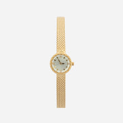 Reloj Malla Serena dorado con esfera clara sobre fondo blanco