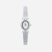 Reloj Ovalado Aurelia plateado con esfera blanca sobre fondo claro