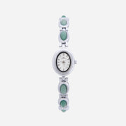 Reloj Rectangular Nerina plateado con detalles verde esmeralda sobre fondo claro