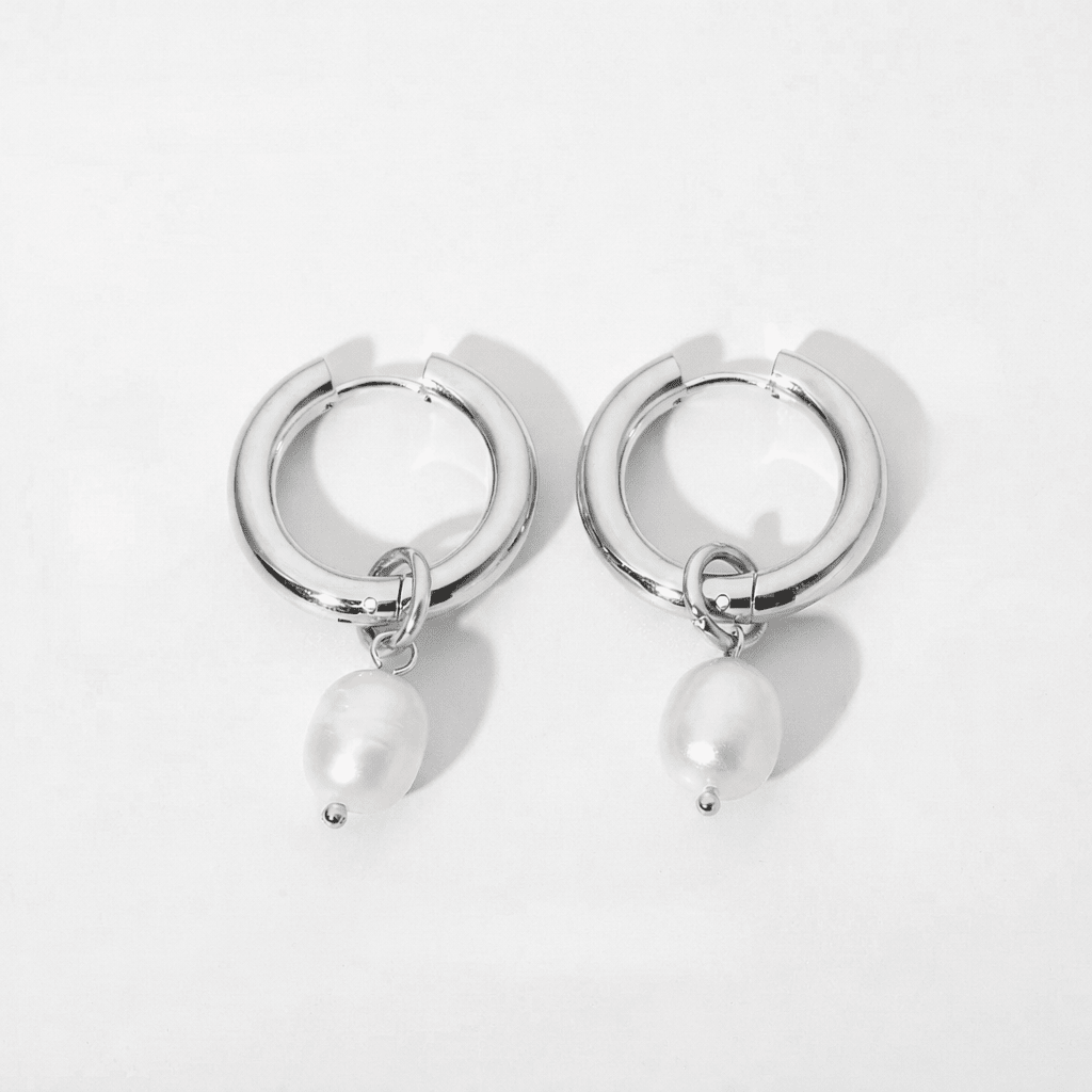 Aros Bella Perla plateados de acero inoxidable con perla de agua dulce