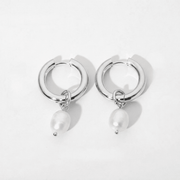Aros Bella Perla plateados de acero inoxidable con perla de agua dulce