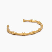 Pulsera Bambú Escultural Nayara dorada sobre fondo blanco