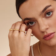Primer plano de una modelo luciendo el Anillo Trenzado Siena dorado