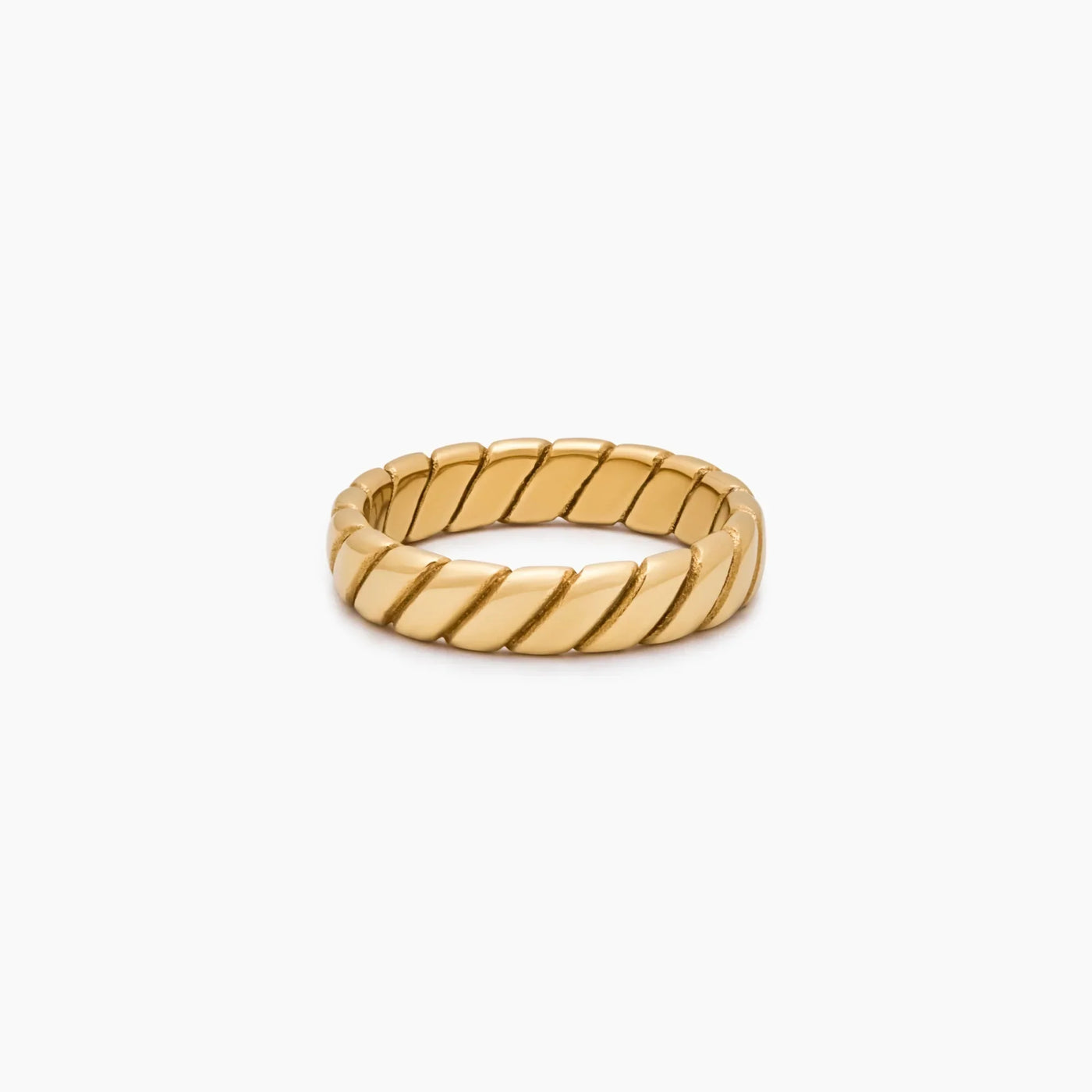 Anillo Trenzado Siena dorado sobre fondo blanco con un reflejo suave