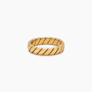 Anillo Trenzado Siena dorado sobre fondo blanco con un reflejo suave