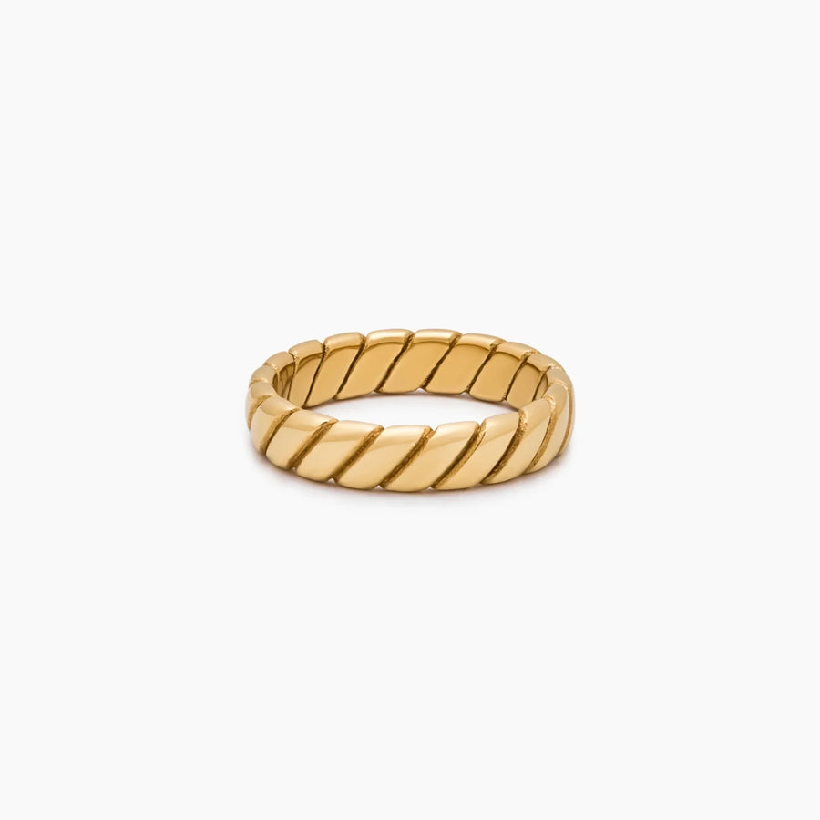 Anillo Trenzado Siena dorado sobre fondo blanco con un reflejo suave