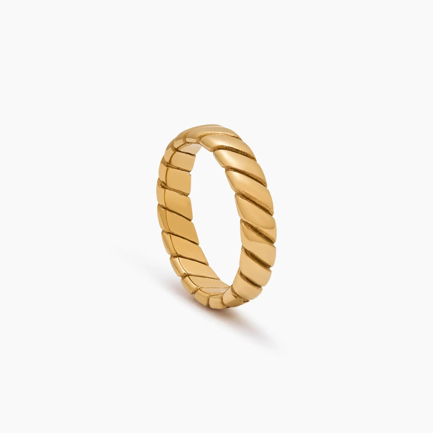 Vista lateral del Anillo Trenzado Siena con acabado dorado pulido