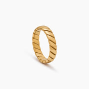 Vista lateral del Anillo Trenzado Siena con acabado dorado pulido