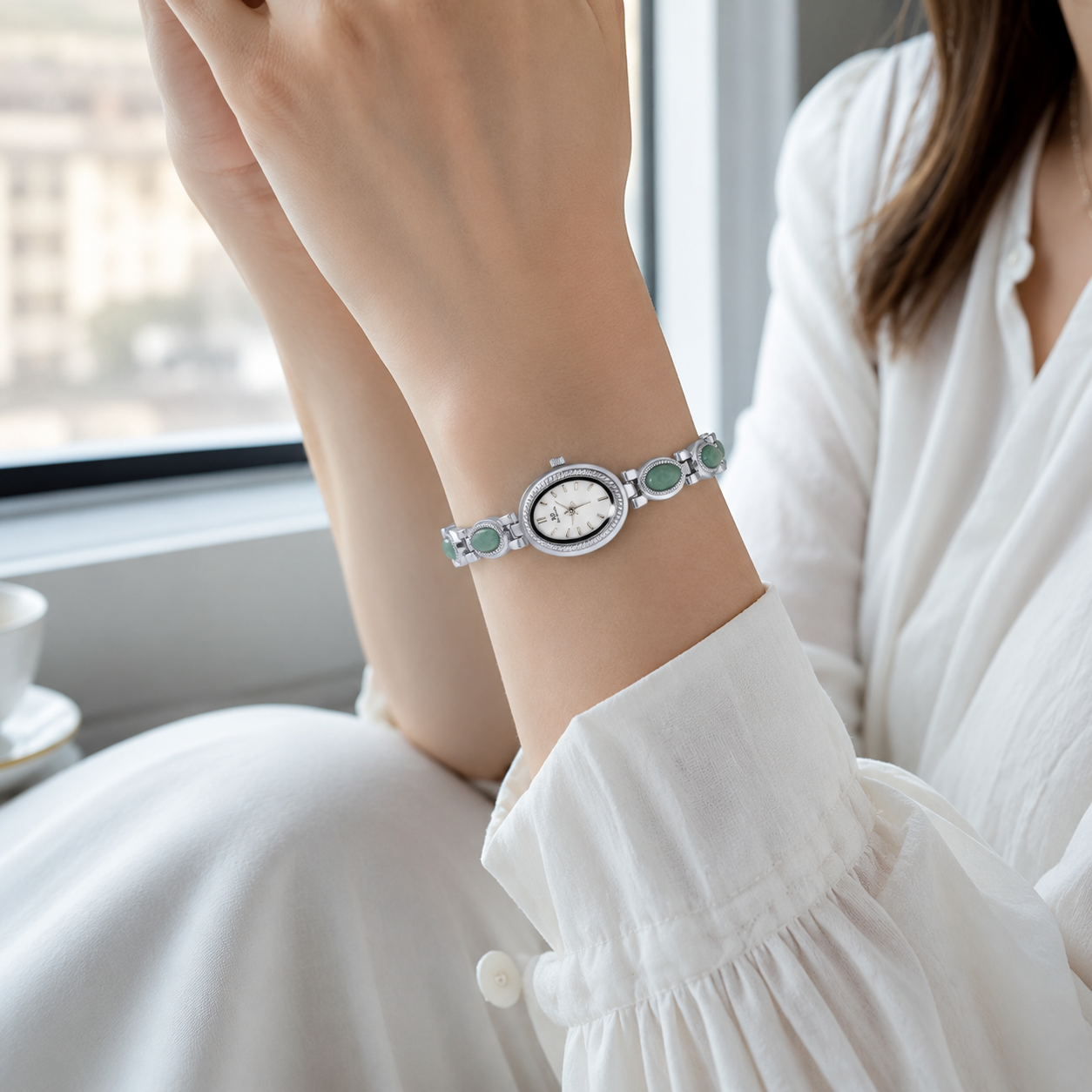 Mujer llevando el Reloj Rectangular Nerina plateado en la muñeca
