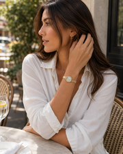 Mujer llevando el Reloj Malla Serena dorado en la muñeca