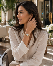 Mujer llevando el Reloj Rectangular Liora con esfera blanca en la muñeca