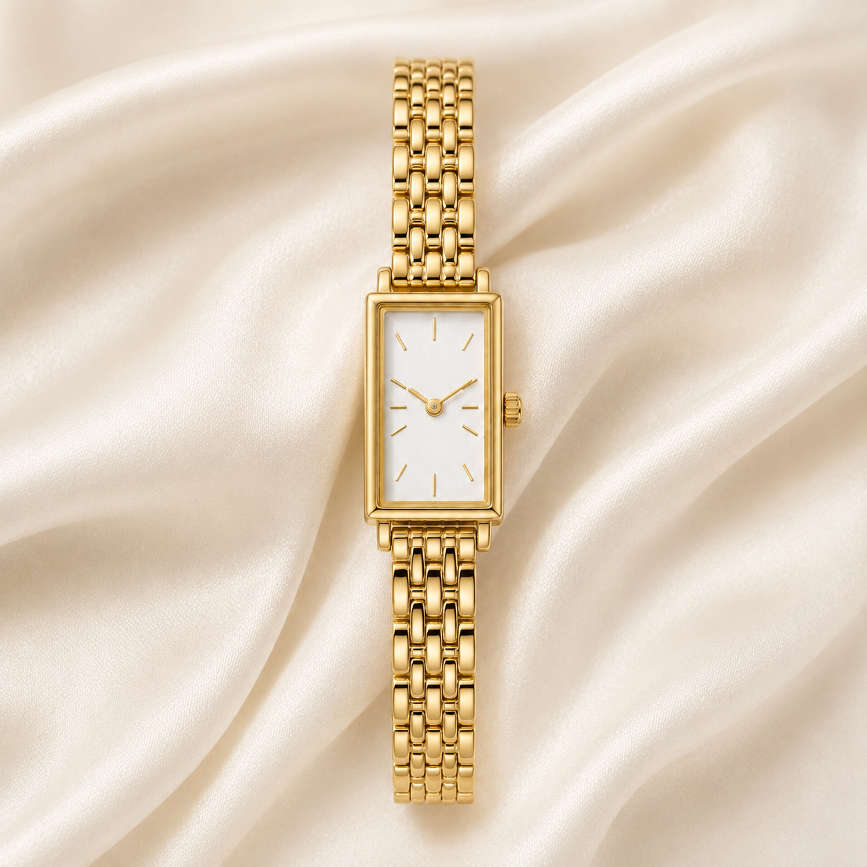 Reloj Rectangular Liora dorado con esfera blanca sobre satén claro