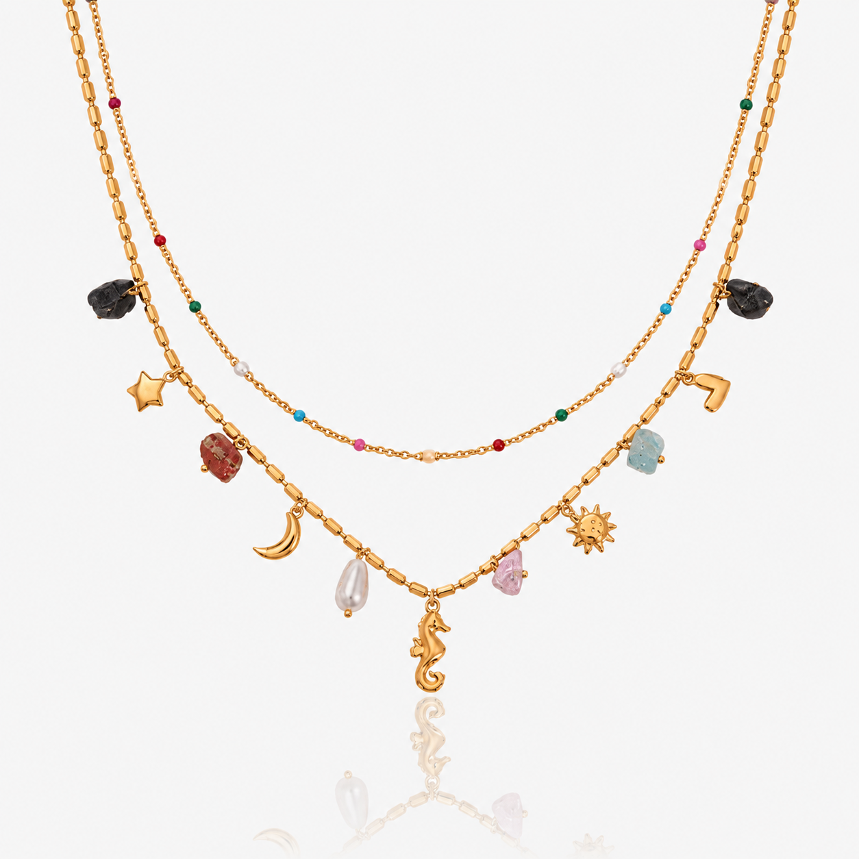 Collar Doble Cadena Coralina dorado con cuentas de colores sobre fondo claro
