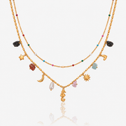 Collar Doble Cadena Coralina dorado con cuentas de colores sobre fondo claro