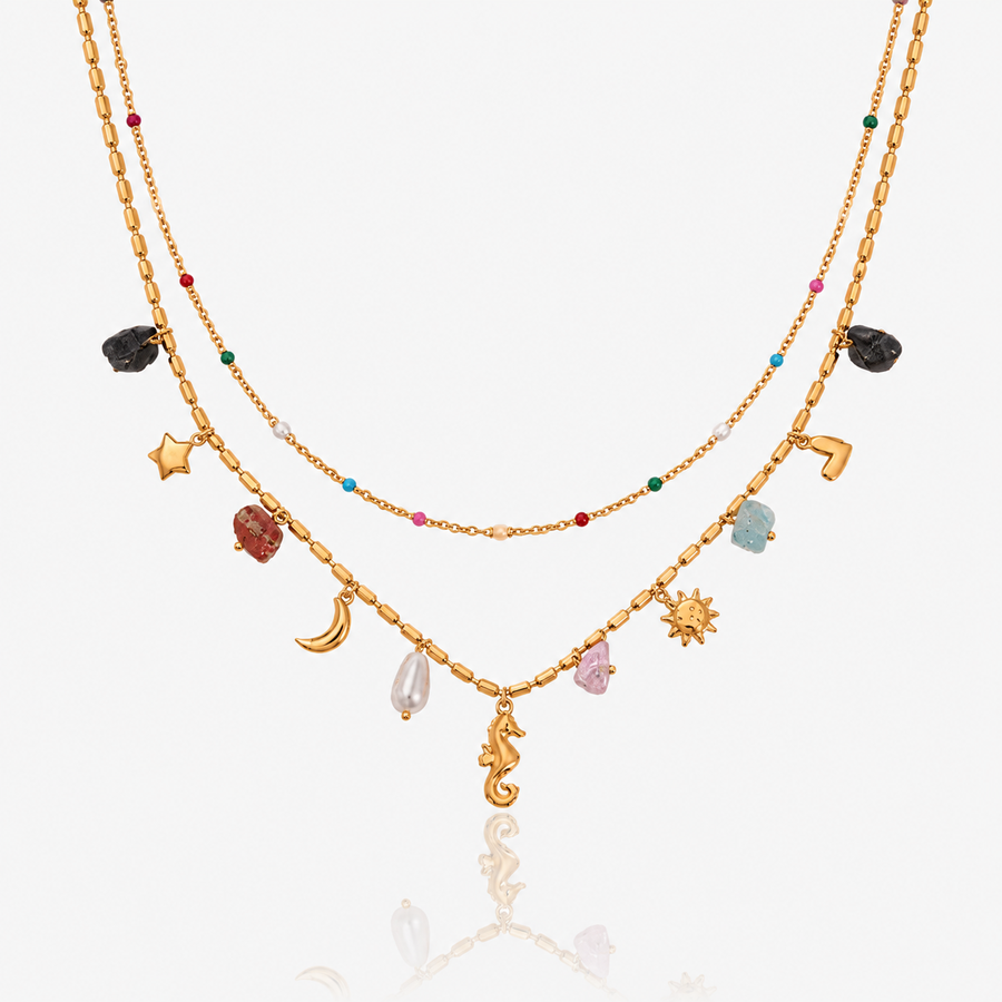 Collar Doble Cadena Coralina dorado con cuentas de colores sobre fondo claro
