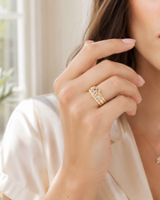 Modelo luciendo el Trío de Anillos con Cristales Serena junto al rostro